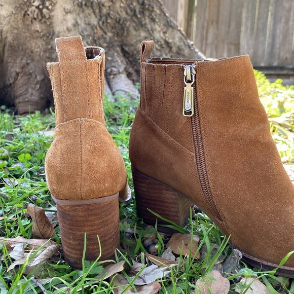 Blondo Reese taupe suede ankle booties size 6.5 - Picture 2 of 9